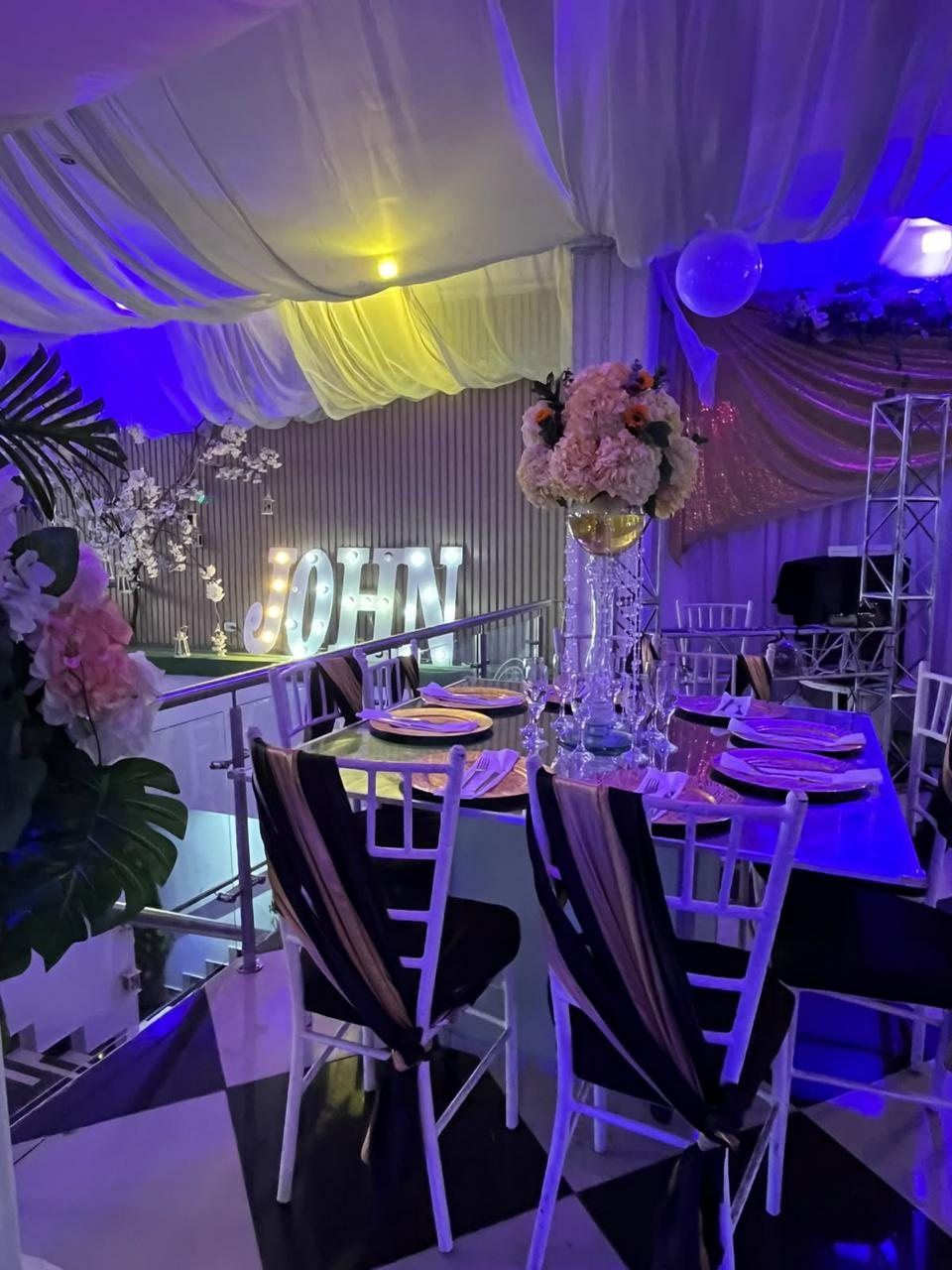Luces y neón — Banquetes Altovar